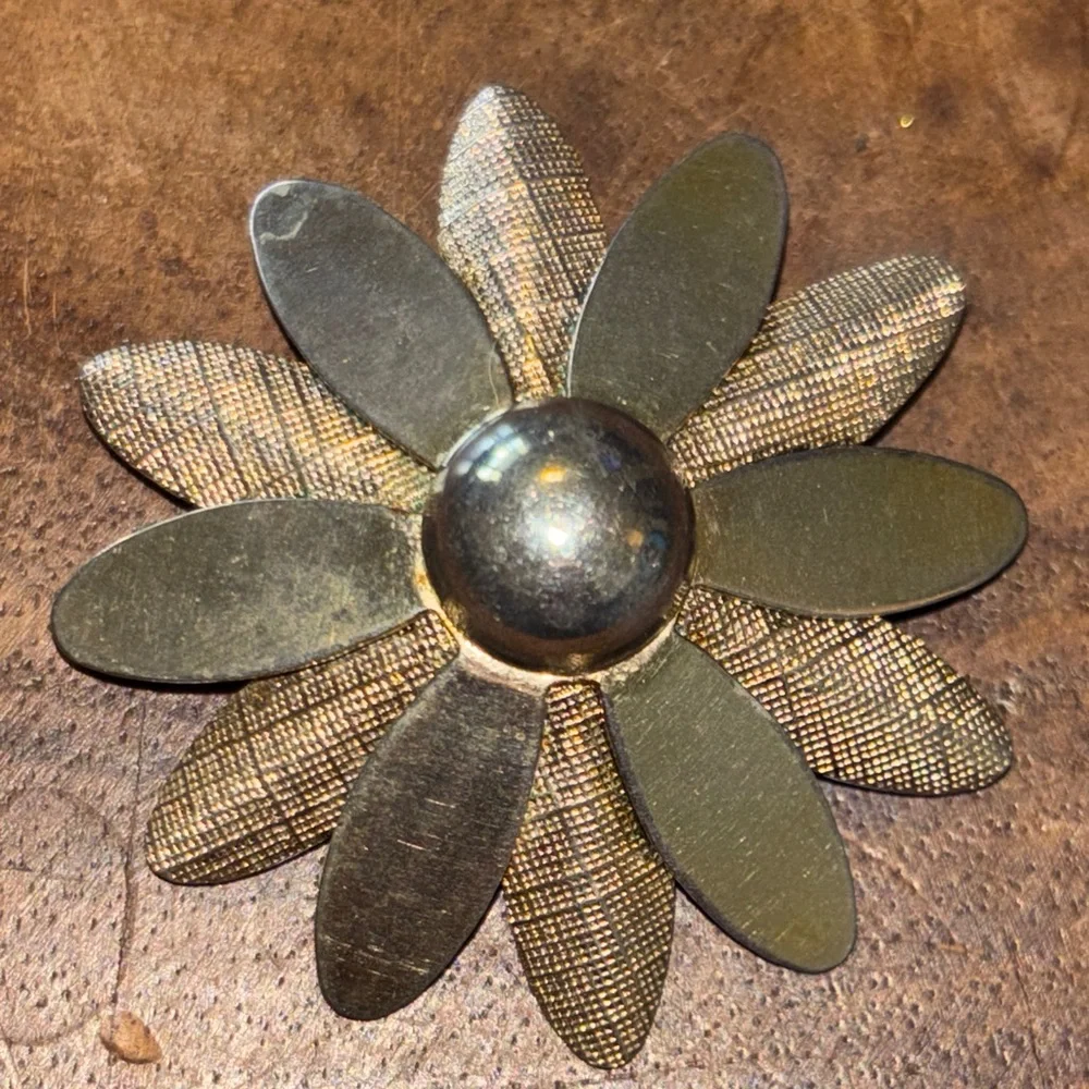 1960's Vintage Sarah Coventry Gold Tone Daisy Flower Textured Brooch/Pin